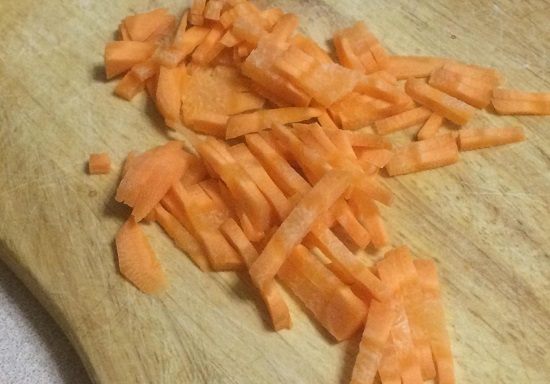 корнеплод моркови нарезаем