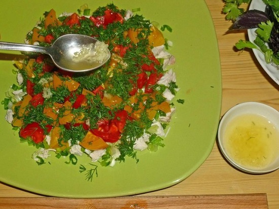 Покройте томатный слой салата укропом