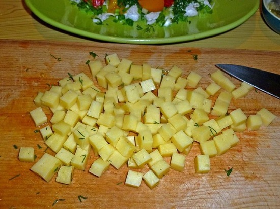 Нарежьте сыр