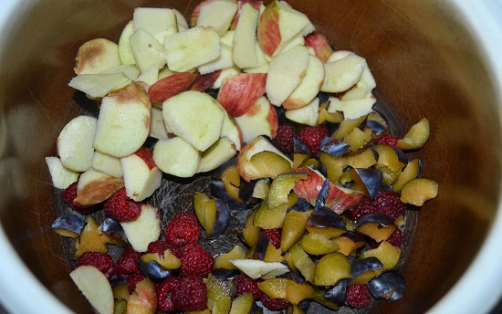 Перекладываем малину, измельченные яблоки и сливы в емкость