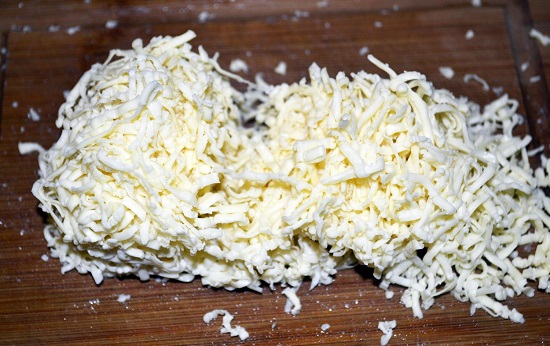 сыр твердого сорта натираем на меленькой терке