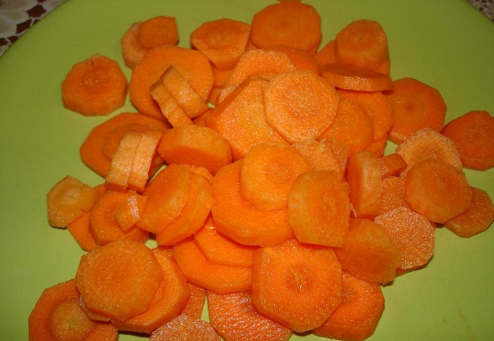 Очищаем морковку