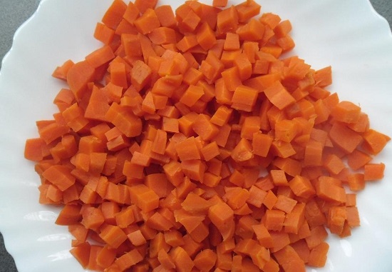 морковь нарезаем кубиками