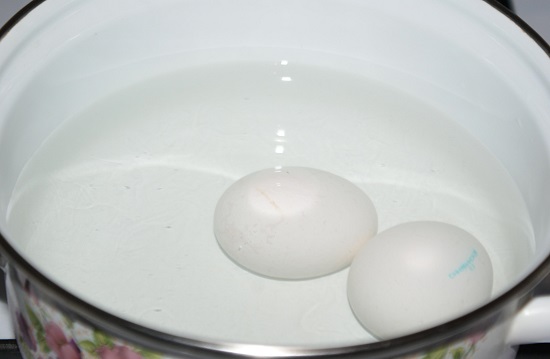 Отдельно отвариваем вкрутую куриные яйца