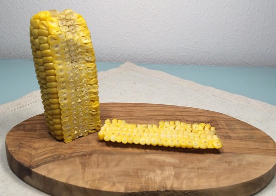 Отварной кукурузный початок остужаем