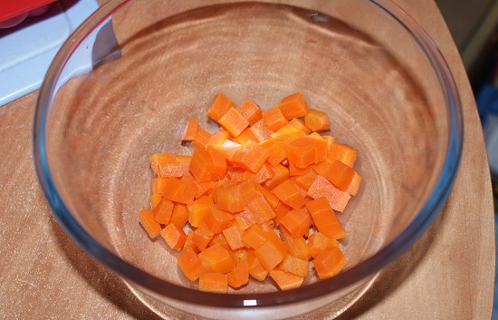 Отварную морковь нарезаем маленькими кубиками