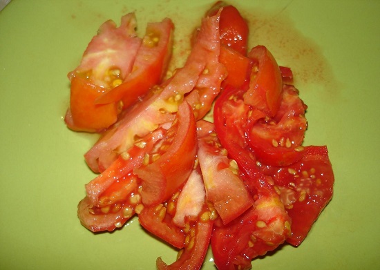 помидоры нарезаем