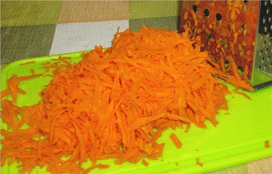 корнеплод моркови промываем, обсушиваем и трем
