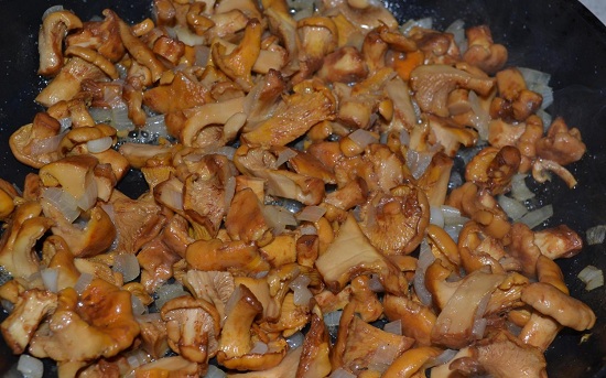 обжариваем грибы с луком