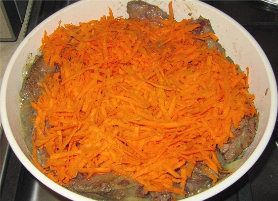 Морковную массу добавляем в сковороду