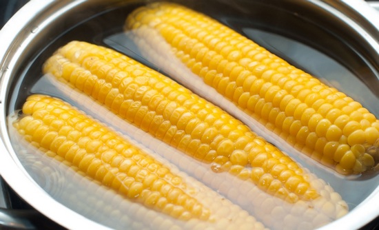 Сколько варить кукурузу в початках в кастрюле?