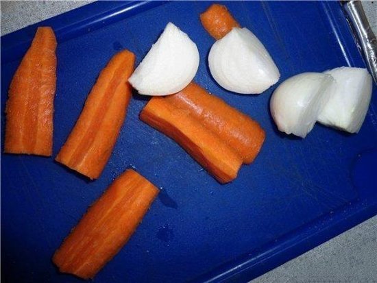 Почистите луковицу и морковку