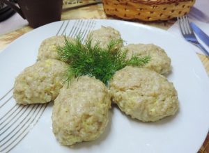 вариант паровых котлет из куриного фарша с начинкой из сыра и творога