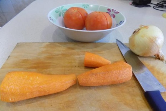 Очистим морковку и лук