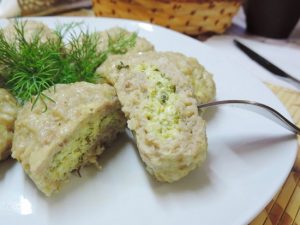 вариант паровых котлет из куриного фарша с начинкой из сыра и творога