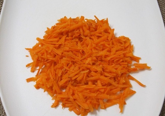 Морковь очищаем, промываем и шинкуем
