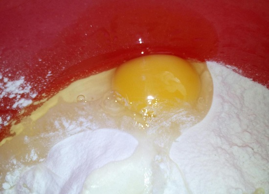 сырое куриное яйцо