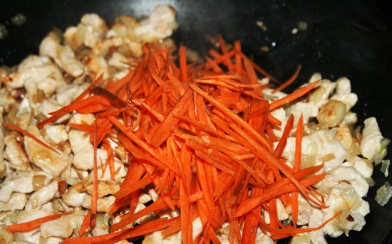 Добавляем нашинкованную морковь