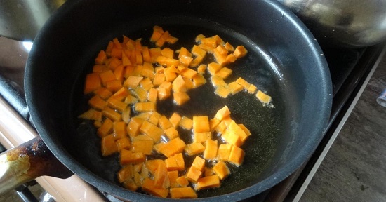 в сковороду морковь и пассеруем ее