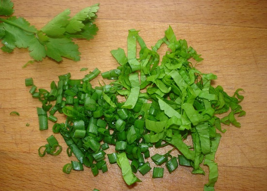 зеленый перьевой лук и салатные листья
