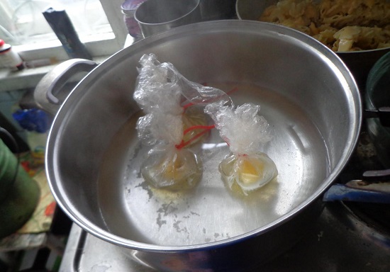 отвариваем яйца пашот