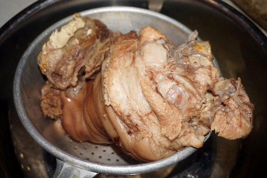 Сколько варить свиную рульку до готовности?