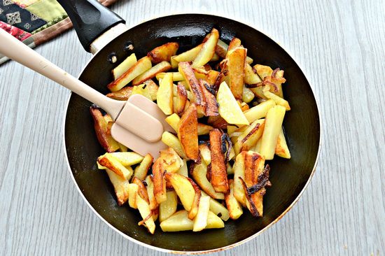 Сколько жарить картошку на сковороде до хрустящей корочки?