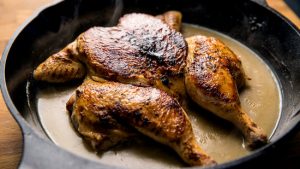Сколько жарить курицу на сковороде кусочками?