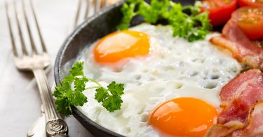 Сколько жарить яичницу на сковороде